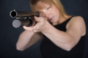 Frau mit Gewehr