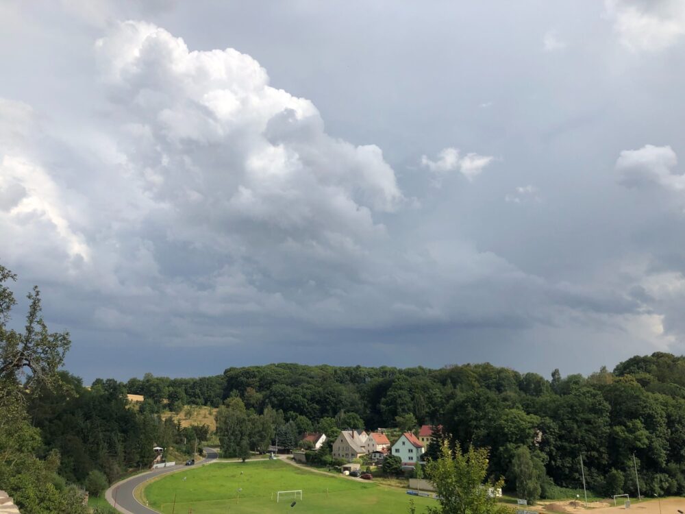 Himmel über Ortschaft