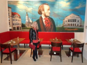 Celina Kutylo in ihrem Café Wagner in Leipzig