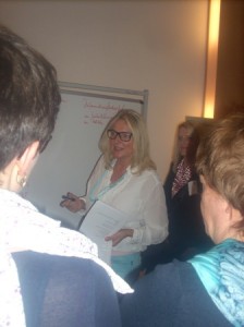 Brunhild Fischer mit Workshop-Teilnehmern